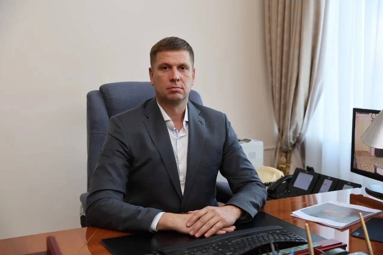 В регионе прошли следственные действия у доверенного губернатора человека; официальных комментариев пока нет.