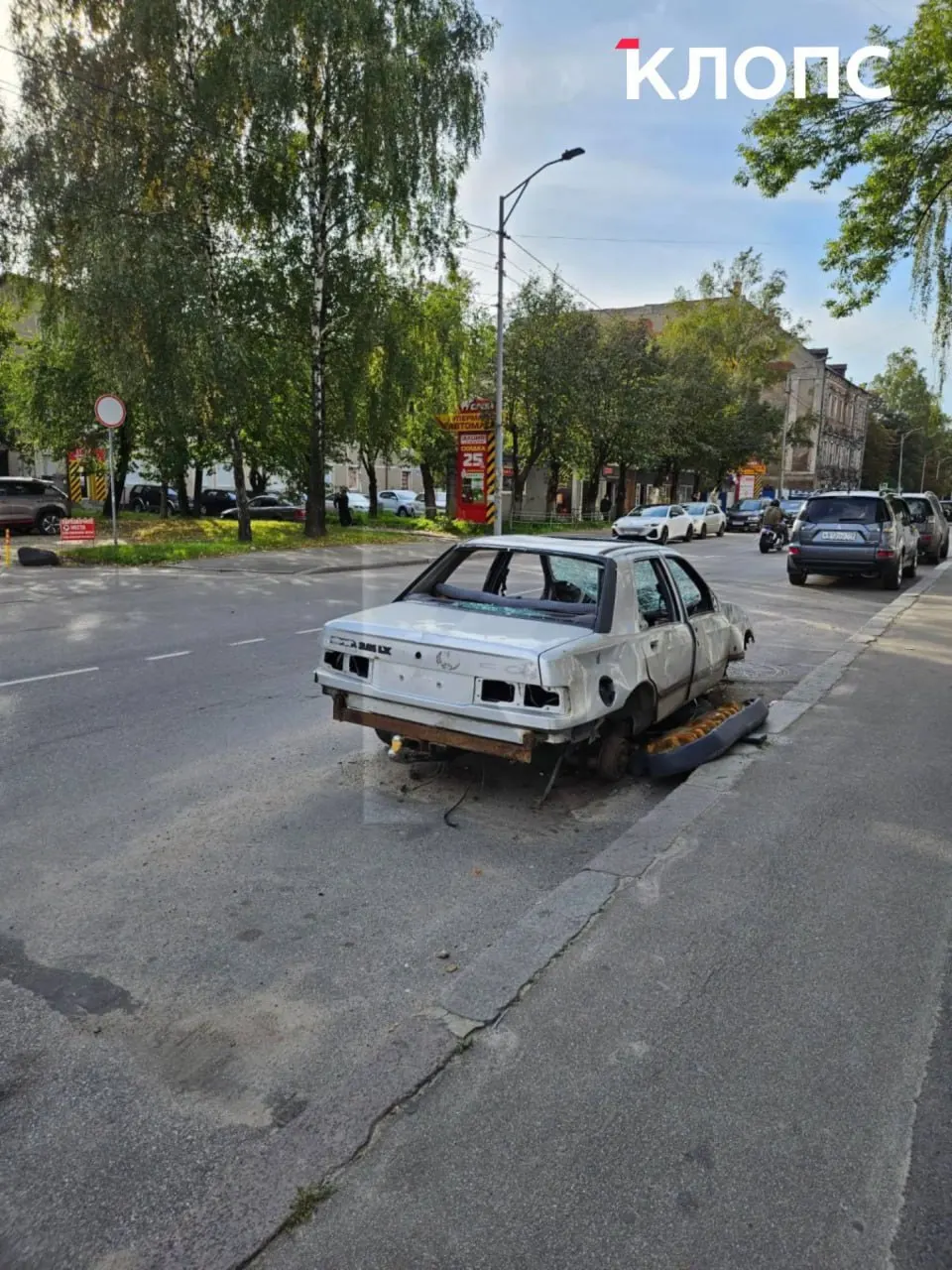 Безномерный автомобиль с тяжёлыми повреждениями стоит на улице Портовой уже более трёх месяцев; кузов деформирован, двигатель снят, салон завален вещами, а местные жители жалуются на помехи на повороте.