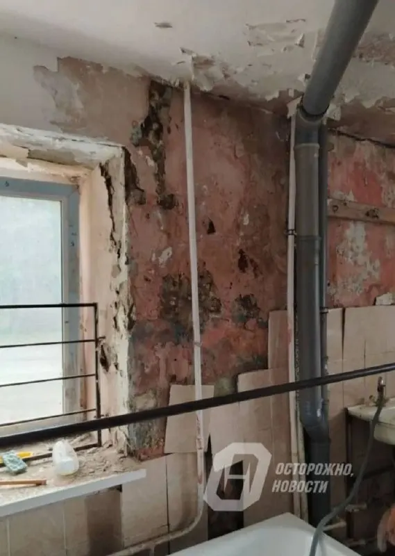 Жители общежития на улице Водников в Сумкино под Тобольском требуют признать дом аварийным и расселить жильцов, поскольку фасад трещит, цоколь рушится и нарушена работа коммуникаций.