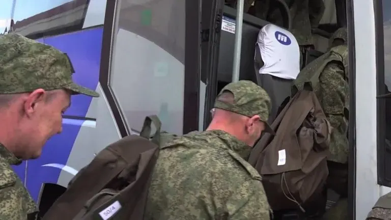 После возвращения по обмену военного не рассчитали денежное довольствие за период плена; выплаты были начислены в полном объёме после вмешательства уполномоченного и военной прокуратуры.