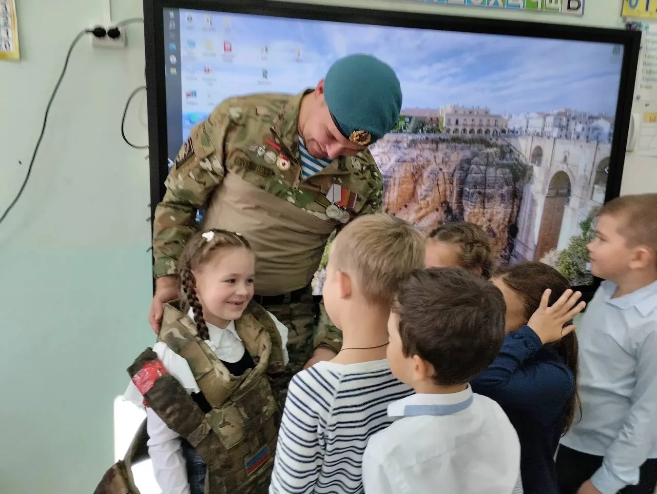 Участник боевых действий провёл урок мужества для первоклассников и рассказал о службе, позволив детям ознакомиться с военной экипировкой.
