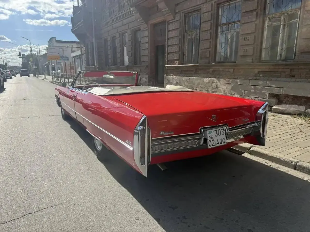 На улицах Самары заметили раритетный Cadillac DeVille 1965 года выпуска.