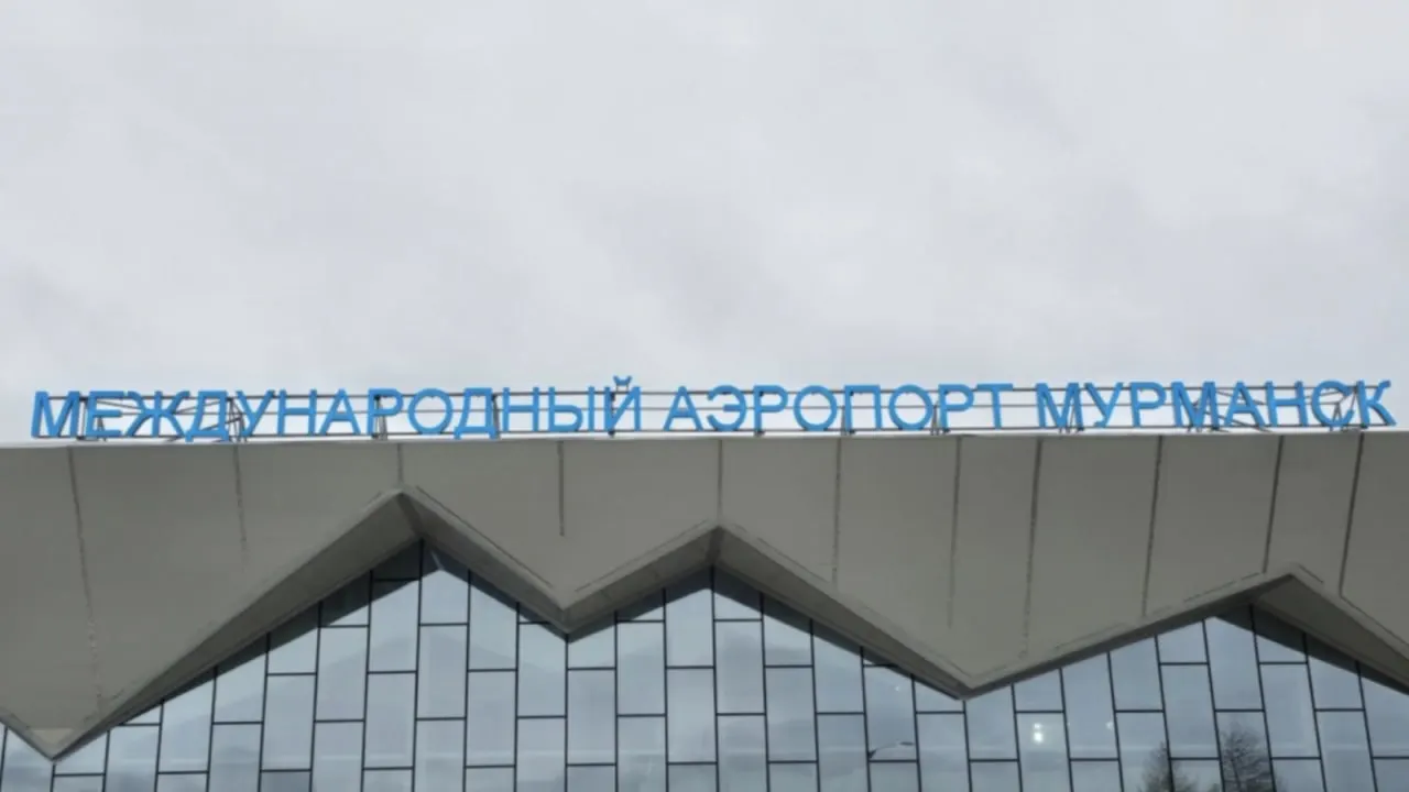 Мусульманские сообщества просят создать молитвенную комнату в аэропорту и рассмотреть возможность возведения мечети рядом с авиагаванью; в регионе уже действует православная часовня, и рассматривается проект крупной мечети в Мурманске.