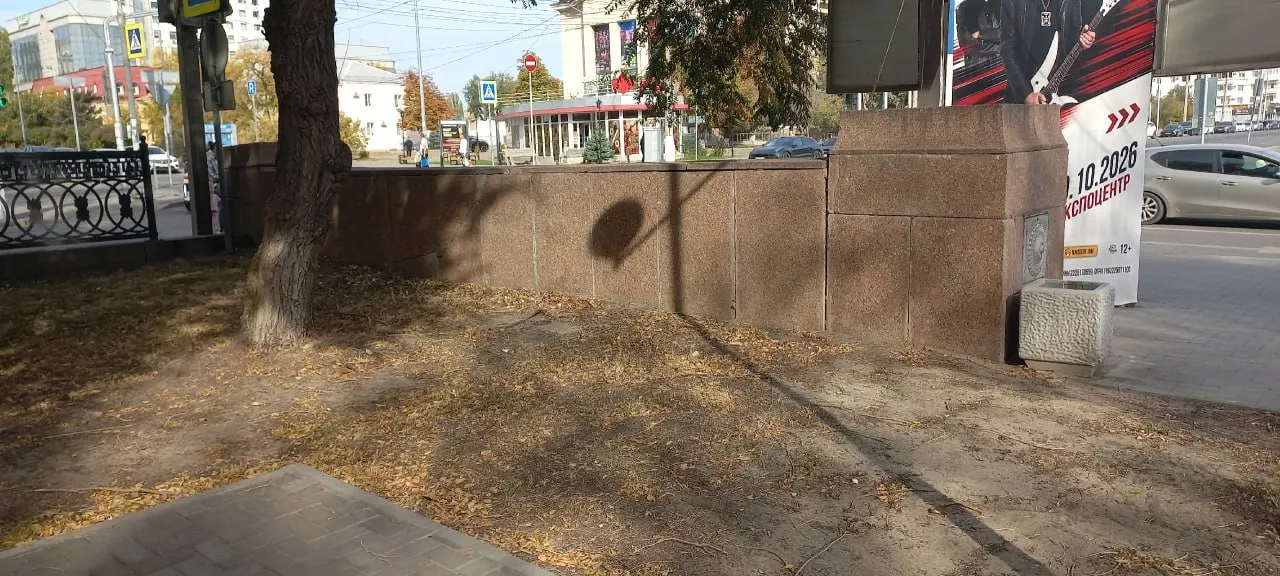 Со стороны площади у проспекта Ленина зафиксировано критическое состояние входа к одной из центральных улиц города, угрозу безопасности маршрутов движения нельзя игнорировать.