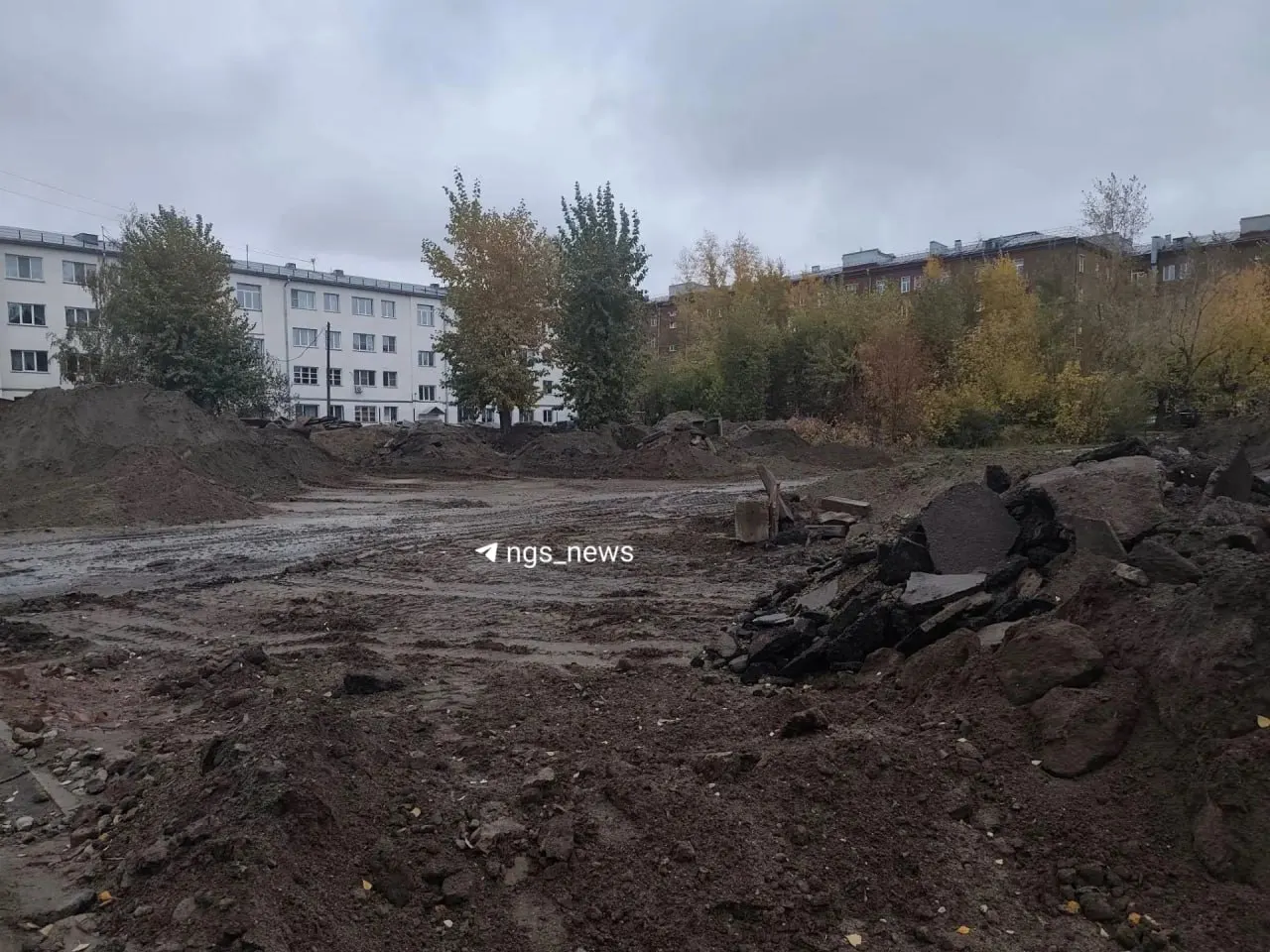 После сноса домов пустырь завалился мусором; тротуар перекрыт, жители требуют ограждения.