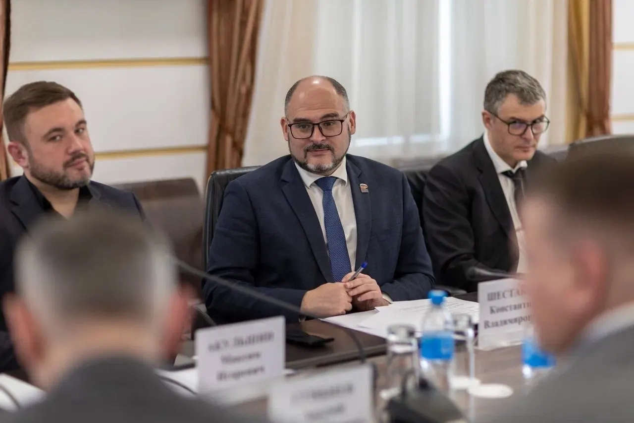 Константин Шестаков принял полномочия главы региона после ухода прежнего губернатора; ранее он возглавлял Владивосток с 2021 года и работал в краевой администрации, включая должность вице-губернатора.