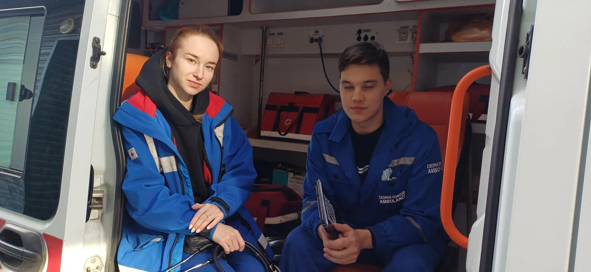 Женщина-пациентка похвалила молодых медиков за помощь её мужу.