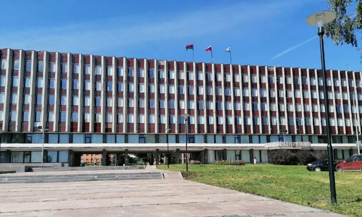 В Петрозаводске предлагают изменить структуру оплаты труда руководителей города: увеличить базовые оклады, снизить стимулирующие надбавки и сохранить выплаты за особые условия службы, а также ввести материальную помощь.
