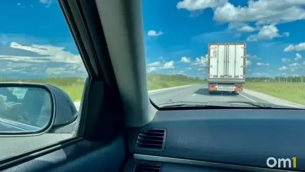 На трассе Челябинск — Новосибирск задержали водителя КамАЗа: алкотест показал 1,114 мг/л, грузовик отправлен на штрафстоянку.
