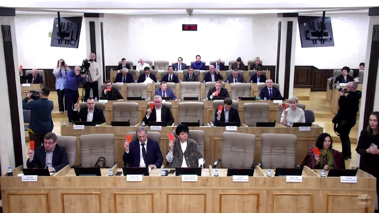 Городской парламент единогласно принял решение об отставке главы города; обязанности временно исполняет Рустам Галямов.