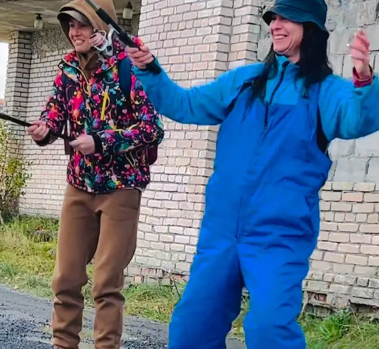 Две женщины устроили забавную «рыбалку» в огромной луже, чтобы показать проблему дорожного покрытия в поселке Кааламо.