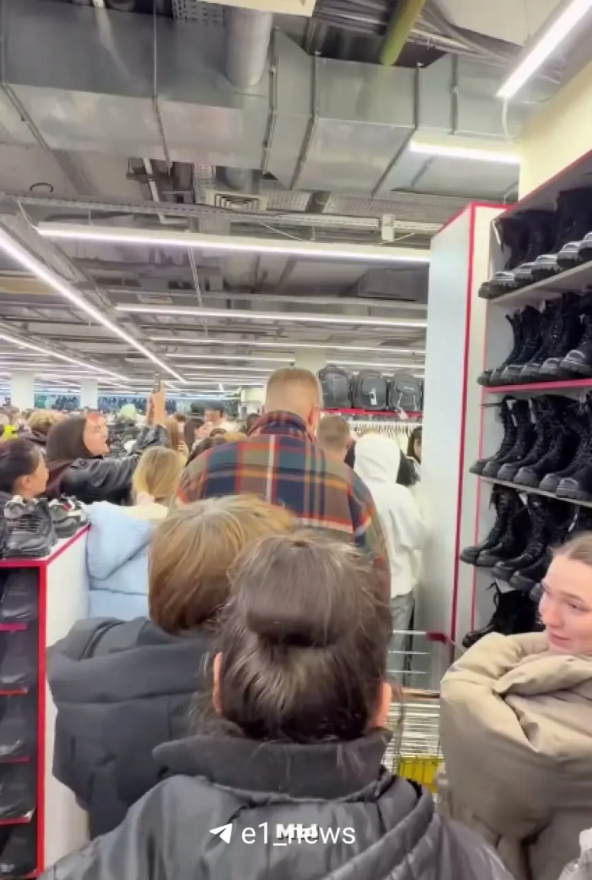 В новом торговом центре ночью разгорелся ажиотаж: покупатели скупали шубы, обувь и бельё по сниженным ценам.