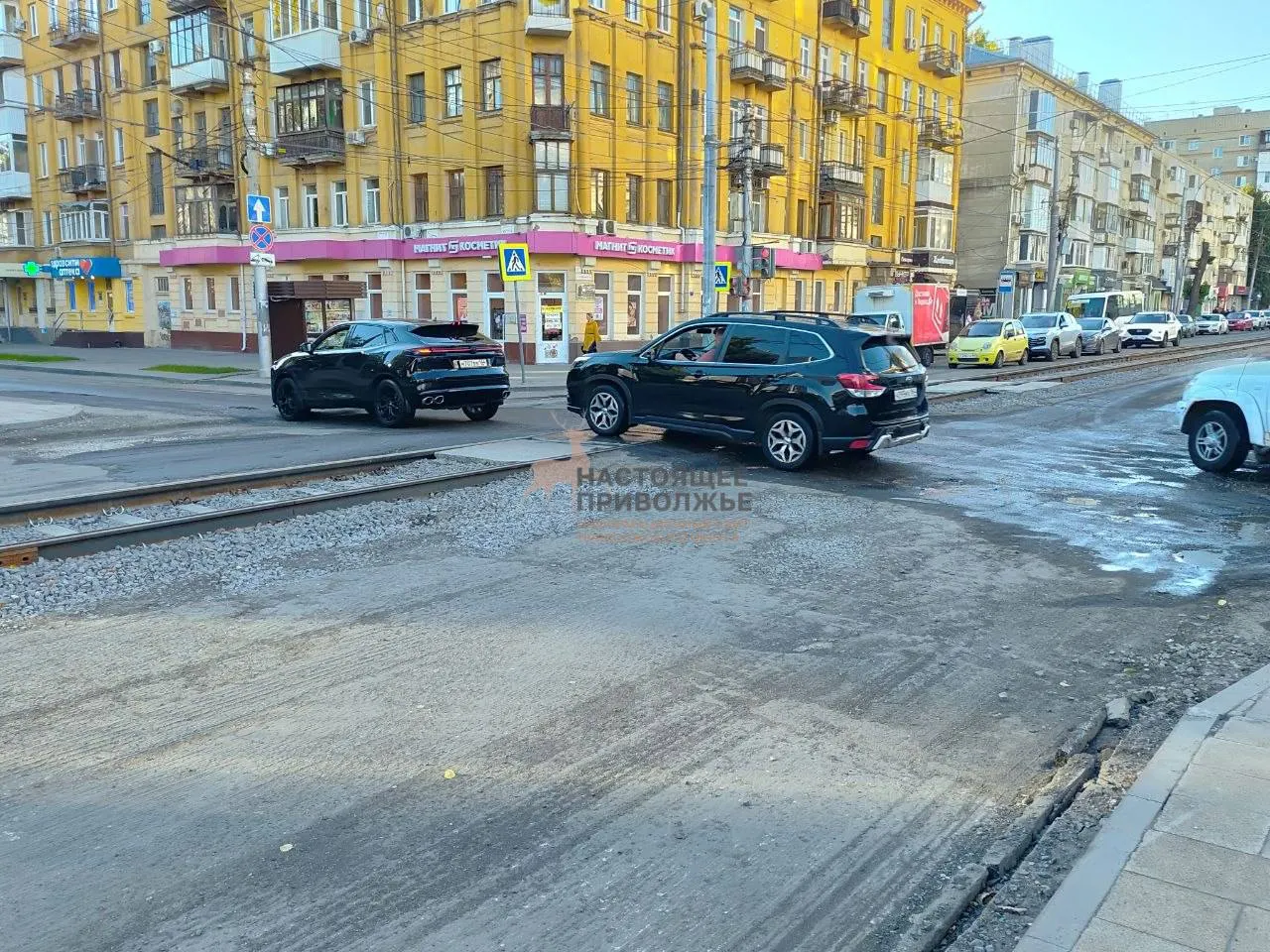 Запуск трамвайной линии №3 до Мирного переулка задерживается; в центре города остаётся строительная площадка, движение общественного транспорта нарушено, возможны последствия для финансирования проекта.