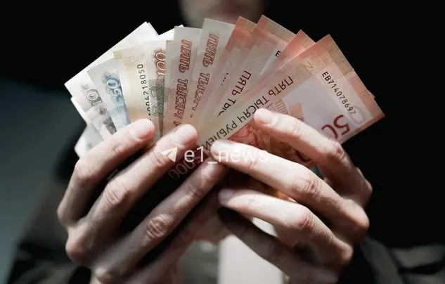 Мужчина пополнил карту через банкомат, но устройство зафиксировало ошибку и не вернуло деньги; ситуация требует разбирательства банка.
