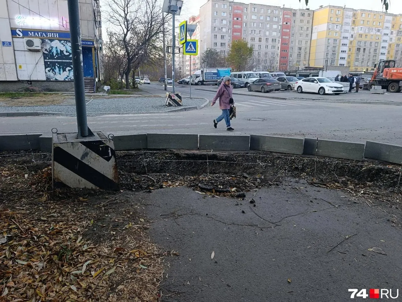 Жители отмечают ухудшение условий для пешеходов на участке: разбитые тротуары, бордюры, перекрывающие переходы; дети и пенсионеры вынуждены обходить опасные участки.