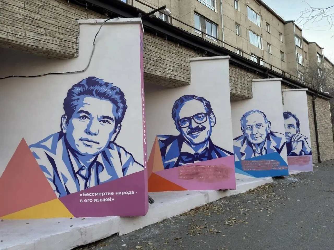 Сотрудники библиотеки сообщили, что краску нанесли строители во время работ; подписи будут перекрашены заново.