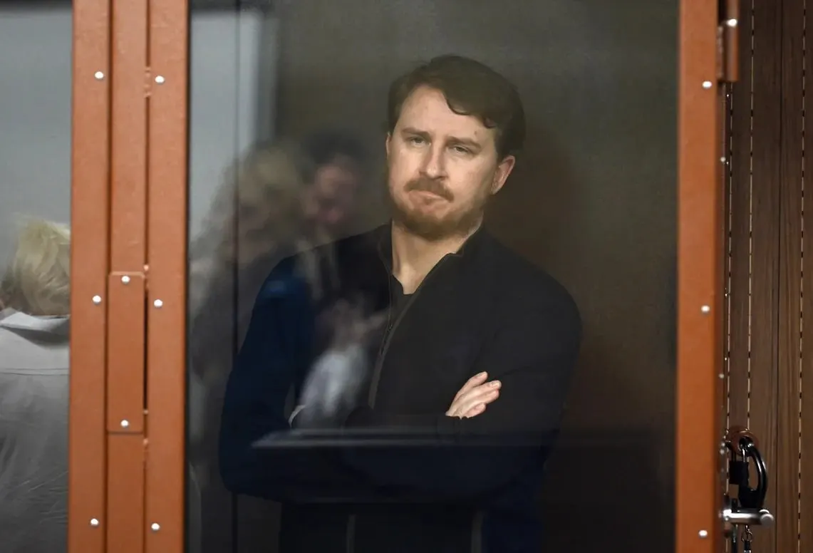 Бывшему мэру Сочи и его жене вынесли крупные сроки по делу о взятках, растрате и легализации доходов; речь идёт о земельной недвижимости и многомиллионных суммах.
