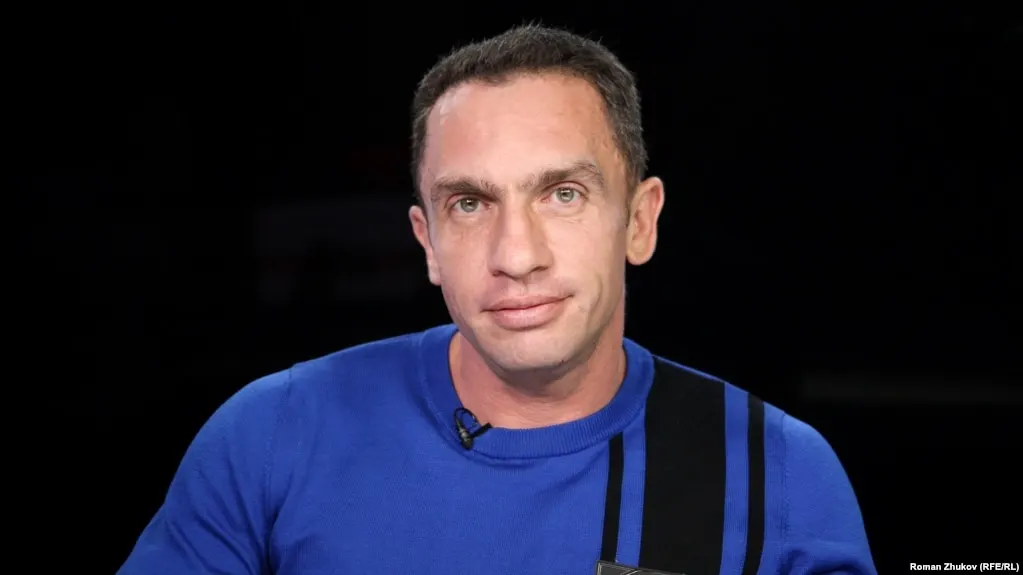 Политолог Александр Кынёв объявил голодовку в следственном изоляторе, сославшись на тяжелые условия содержания и травму ноги.