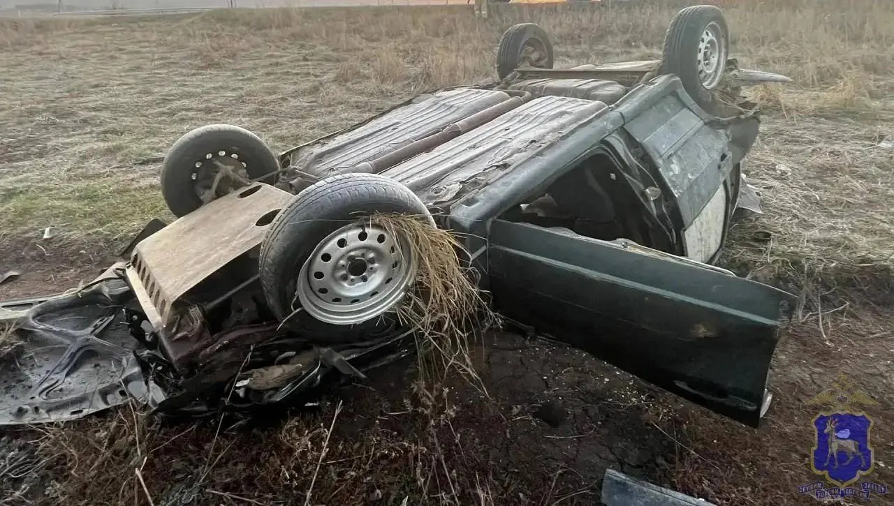 На трассе Похвистнево — Сосновка произошла смертельная авария: молодой водитель не справился с управлением, машина опрокинулась. Пассажир доставлен в больницу; обстоятельства устанавливаются.