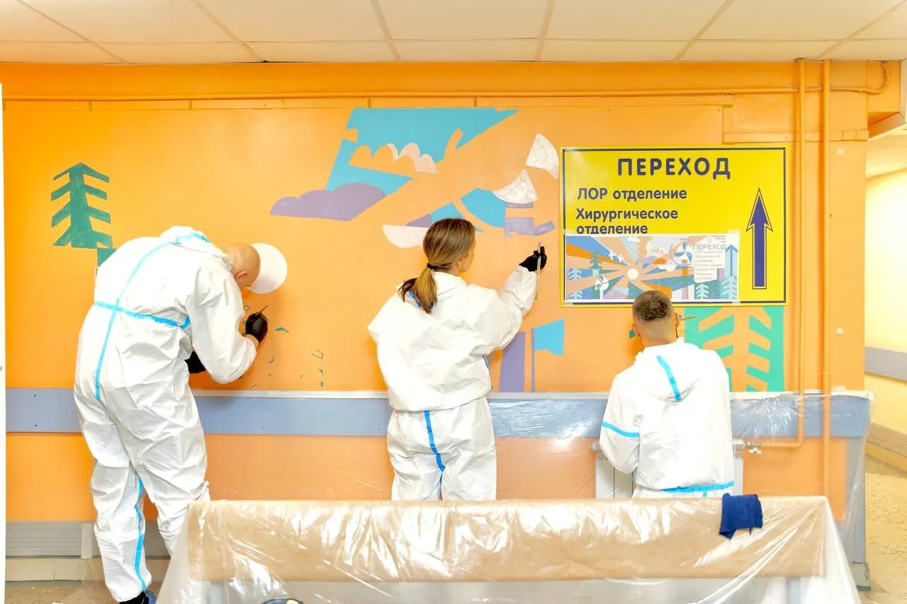 Активисты и волонтёры региона поддерживают проект, превращая стены лечебного учреждения в художественную галерею под руководством северных художников.