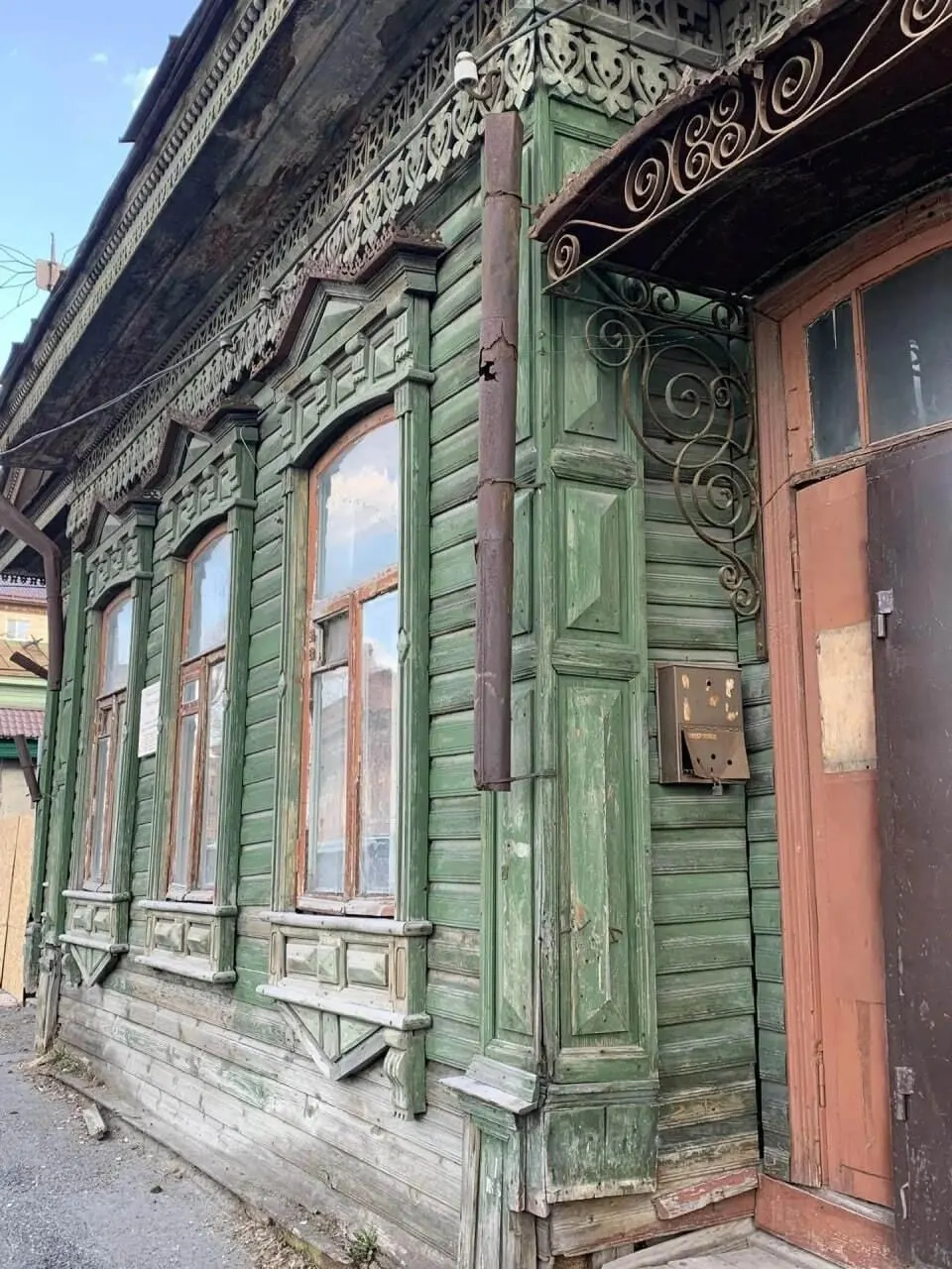 Дом с уникальной резьбой на улице Хохрякова будет превращён в музей архитекторов; реконструкция велась в 2026 году, выдано разрешение до 2029 года.