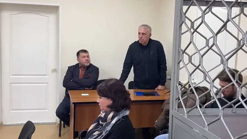 Бывший чиновник признан виновным в получении взяток на сумму свыше 5 млн рублей; суд вынес наказание — 6 лет колонии строгого режима и штраф.