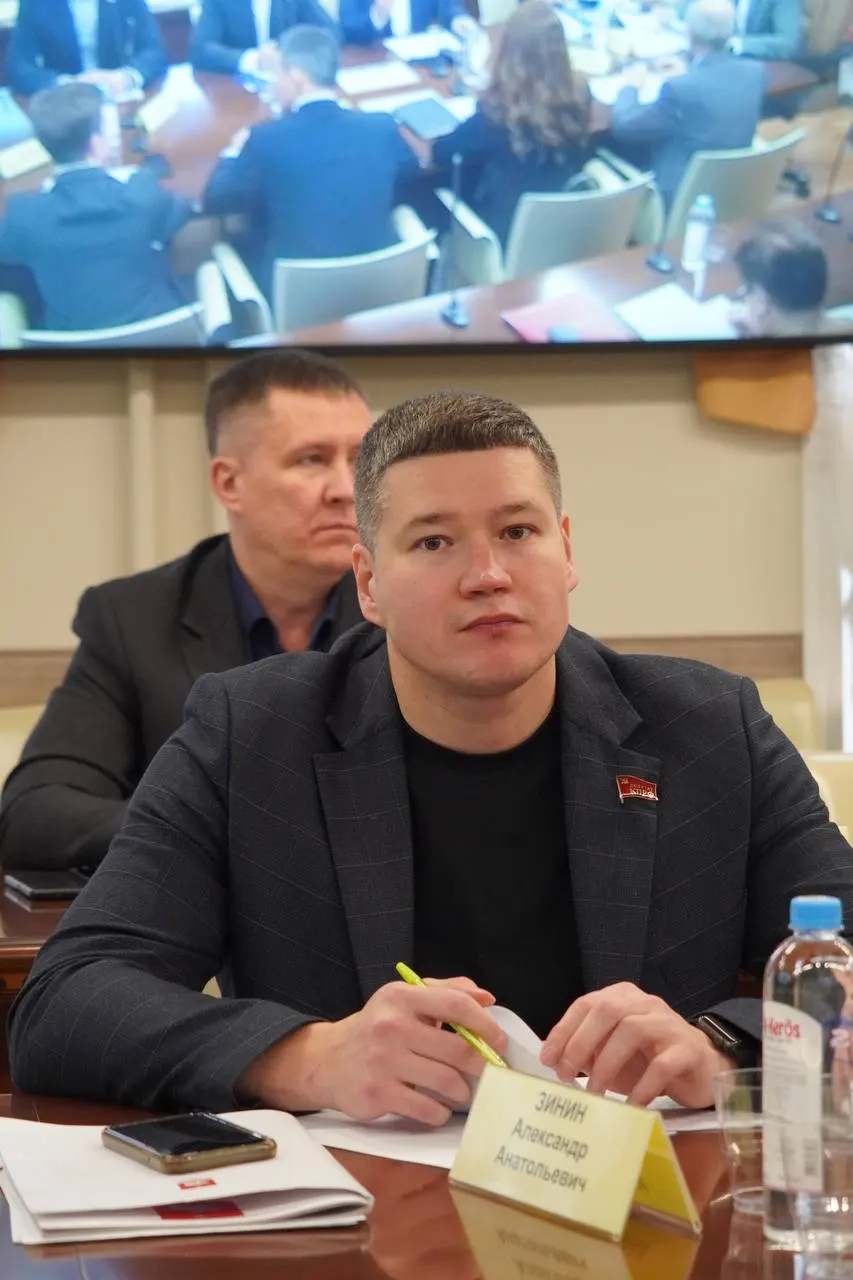 Доклад депутата охватывает работу комитетов, бюджет на ближайшие годы и текущие городские проблемы, включая запуск трамвайного маршрута и ситуацию с домом на ул. Героев Хасана.