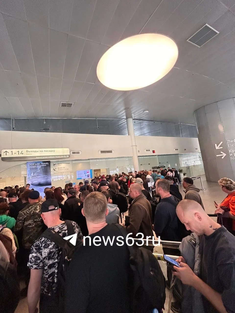 После тревоги в аэропорту Курумоч пассажиры стояли в очередях, им пришлось повторно проходить регистрацию и досмотр; в зоне ожидания зафиксирована давка.