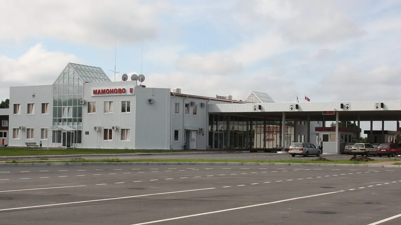В начале октября растет поток на польско-российской границе; таможня организовала дополнительные смены и проверки, напоминает о декларировании товаров для личного пользования через ПТД и вводит приоритетный проезд для автобусов и туристических групп.