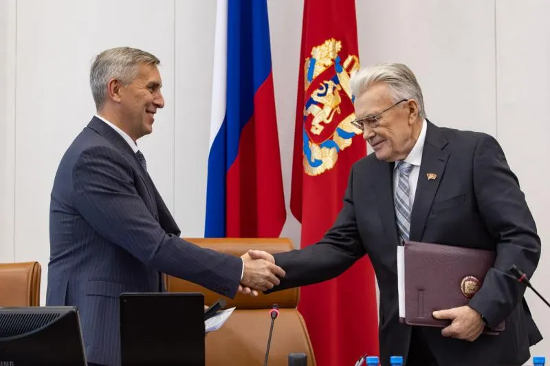 В ряде регионов сохраняются прежние лидеры парламентов, в некоторых регионах назначены новые спикеры — чаще всего из исполнительной власти. Разворачивается сотрудничество между парламентом и администрацией.