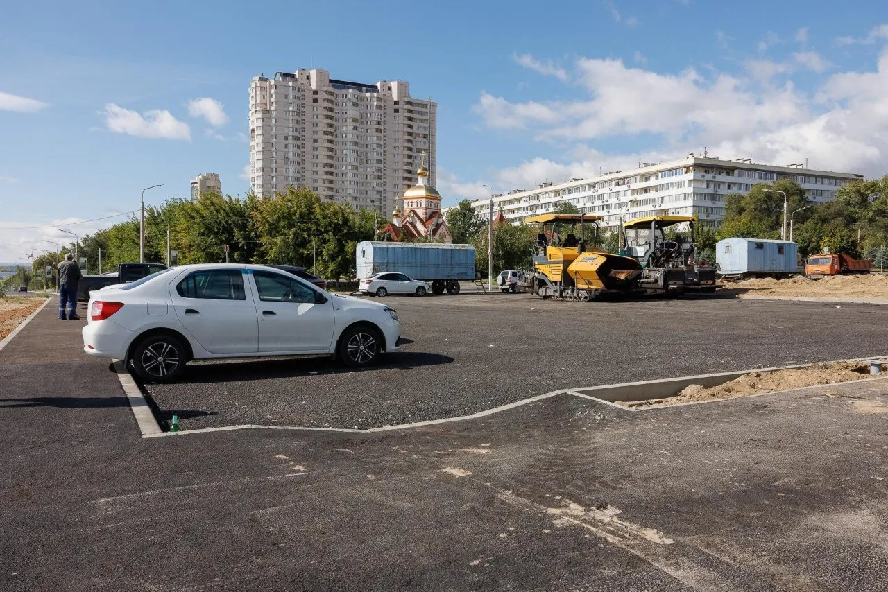 Стартовала активная фаза внедрения платных парковок вдоль четной стороны улицы 7-й Гвардейской. Работы выполняют сотрудники офисов, расположенных в здании бывшего Арбитражного суда по адресу 7-й Гвардейской, 2.