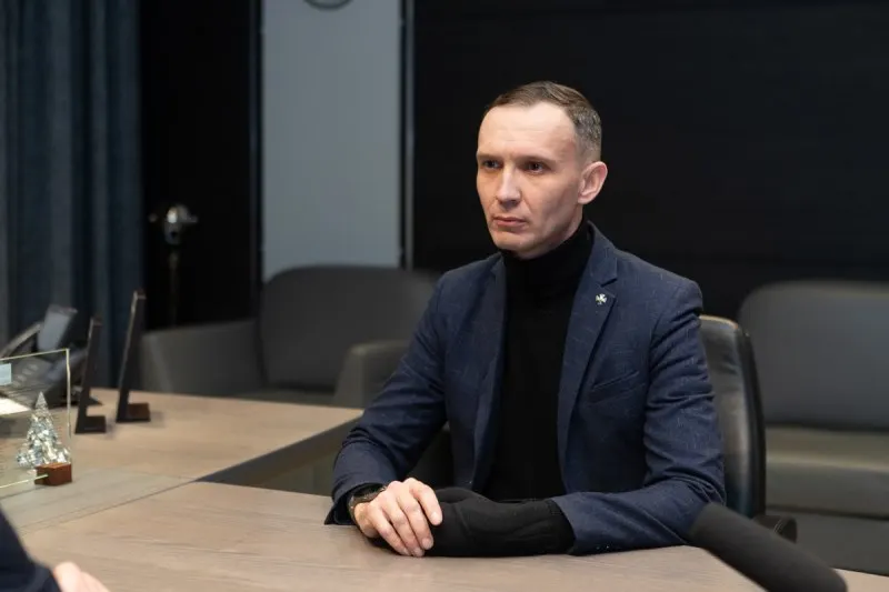 43-летний специалист по информационным технологиям ранее занимал посты в правительстве региона и Законодательном собрании, участвовал в событиях вокруг аннексии Крыма в 2014 году и вписан в региональную программу «Герои земли Псковской».
