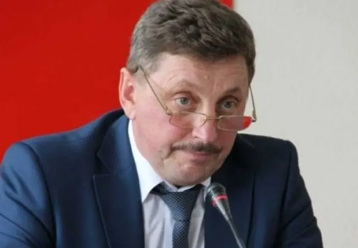 Бывший председатель Искитимского горсовета подозревается в получении премий к праздничным датам, что привело к уголовному делу.