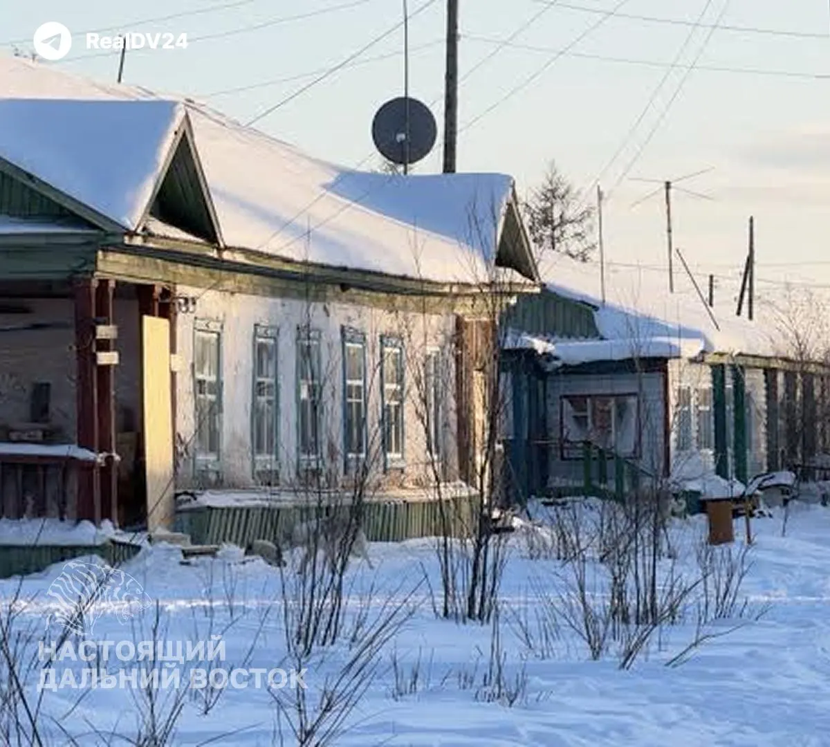 Жители удалённого населённого пункта сообщают о нехватке овощей и продаже яиц по десятку за семью. Власти обещали завершить выгрузку и организовать авиационные поставки скоропортящихся товаров.