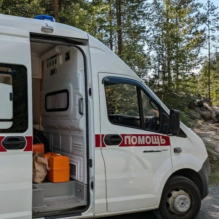 Крошечная кнопка от пульта застряла в дыхательных путях мальчика, и оперативная помощь предотвратила трагедию.