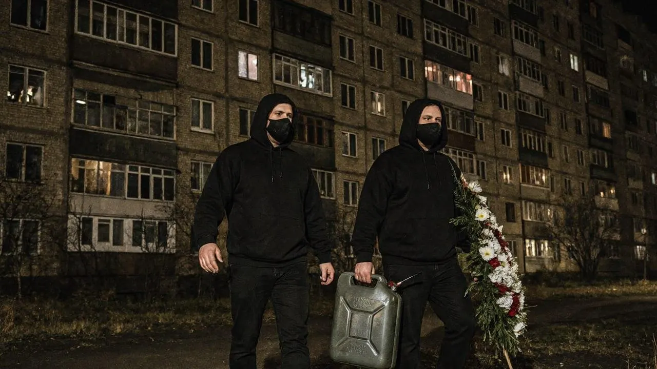 Родители сталкиваются с давлением коллекторов из-за долгов сына; в доме произошёл поджог и появился похоронный венок.