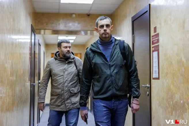 На заседании рассматривалось продление меры пресечения по делу о вымогательстве; ранее она была заменена на домашний арест. Обвиняемый явился в суд в электронном браслете на ноге и сопровождался новыми адвокатами, один из которых заявил о процессуальных нарушениях.