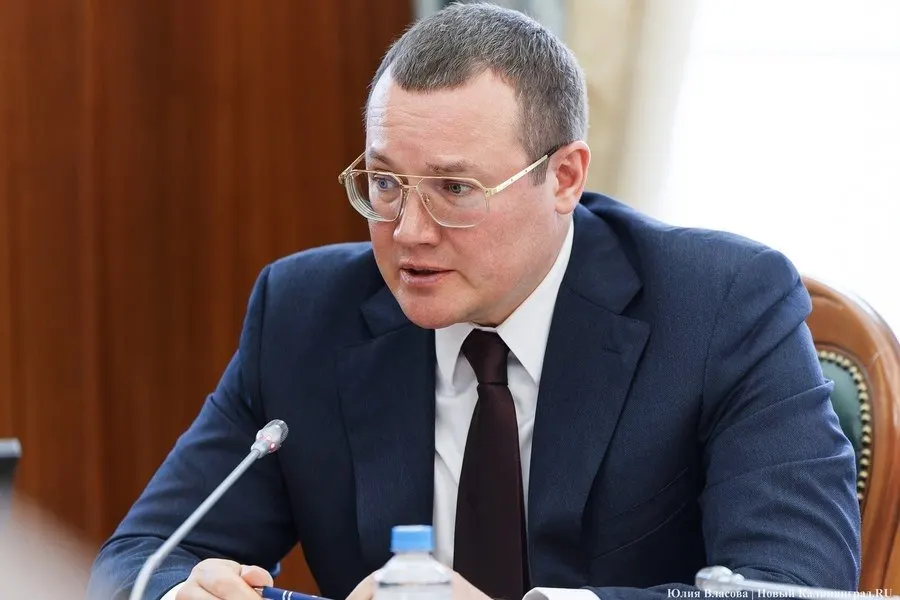 В Калининградской области заявляют, что существующий порог бюджетной обеспеченности мешает получению федеральной помощи на обновление автобусов; для субсидий требуется показатель 0,85.
