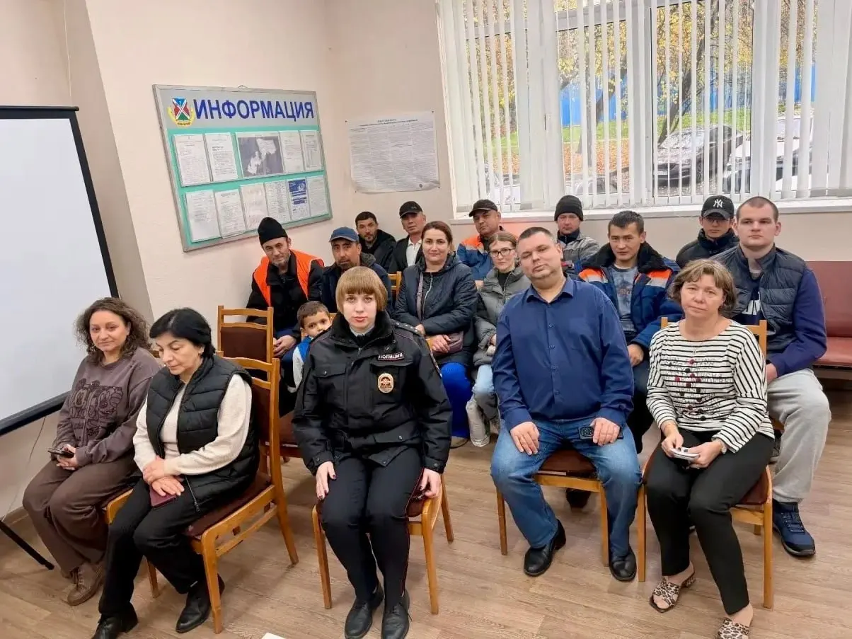 Рассмотрены правовые основы противодействия экстремизму, признаки противоправной деятельности и действия в тревожных ситуациях. Особое внимание уделено профилактике вовлечения в деструктивные группы и роли межведомственного взаимодействия.