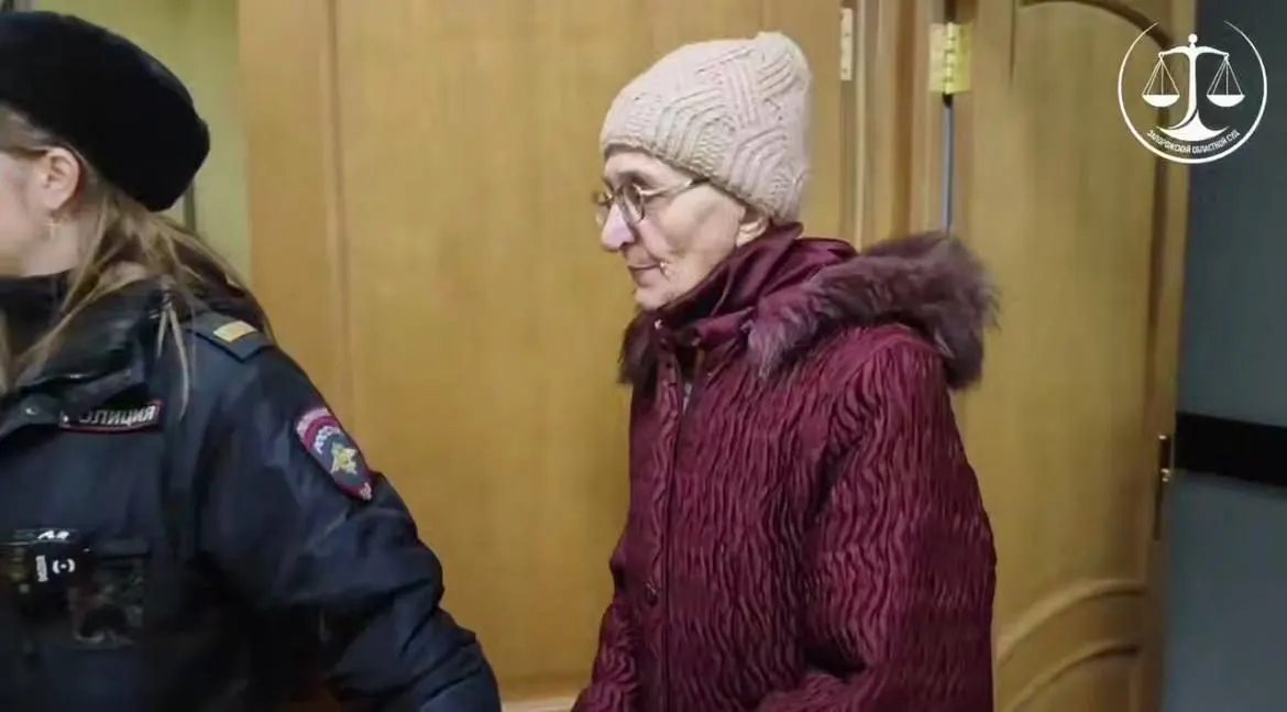 Этапирование идёт уже более трёх недель; состояние пенсионерки вызывает тревогу, место назначения не уточняется.