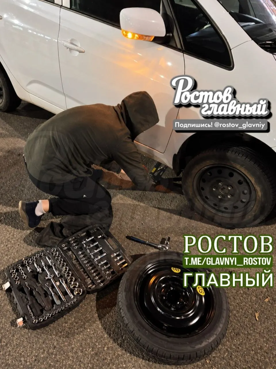 История о том, как незнакомцы на дороге помогли женщине справиться с проколотым колесом.