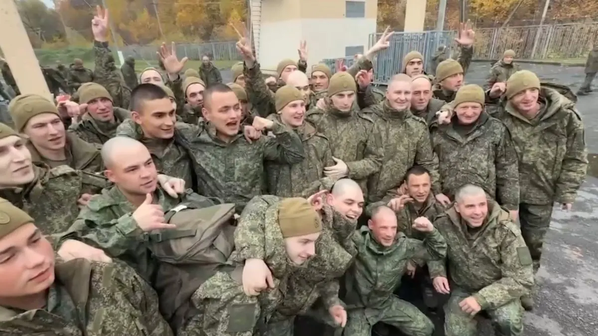 270 военнослужащих вернулись в Россию после обмена; среди них — двое жителей Алтайского края, которые находились в плену более года. Семьям оказали поддержку, вернувшимся предстоит реабилитация.