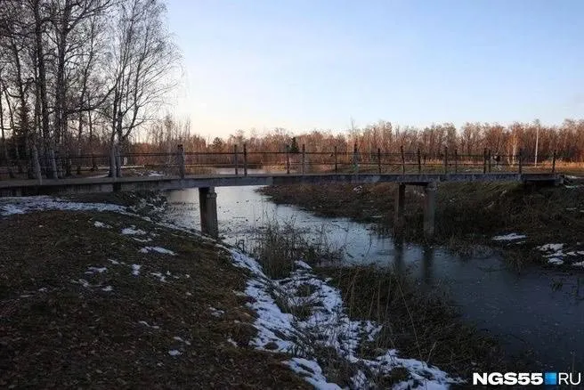 Власти объявили тендер на круглосуточную охрану мостового перехода на трассе Омск — Муромцево — Седельниково. Контракт рассчитан на год и предусматривает работу трех охранников в смену.