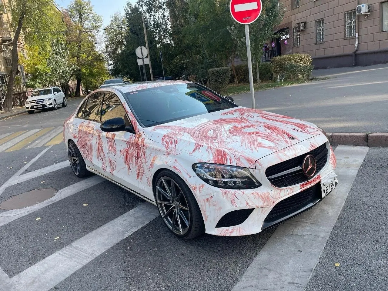 Необычный Mercedes с «кровавой» окраской заметили на перекрестке — полиция проверяет обстоятельства, официальных обращений не поступало.