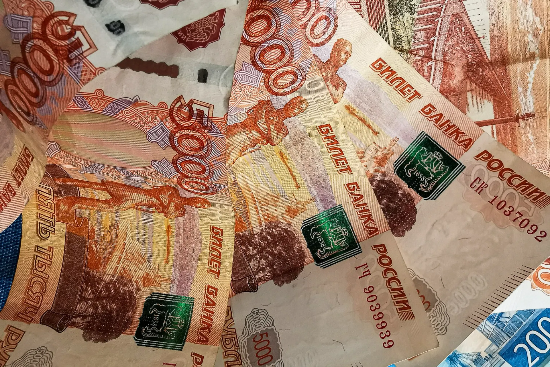 Повышение выплат коснется большинства пенсионеров и составит примерно 2600 рублей.