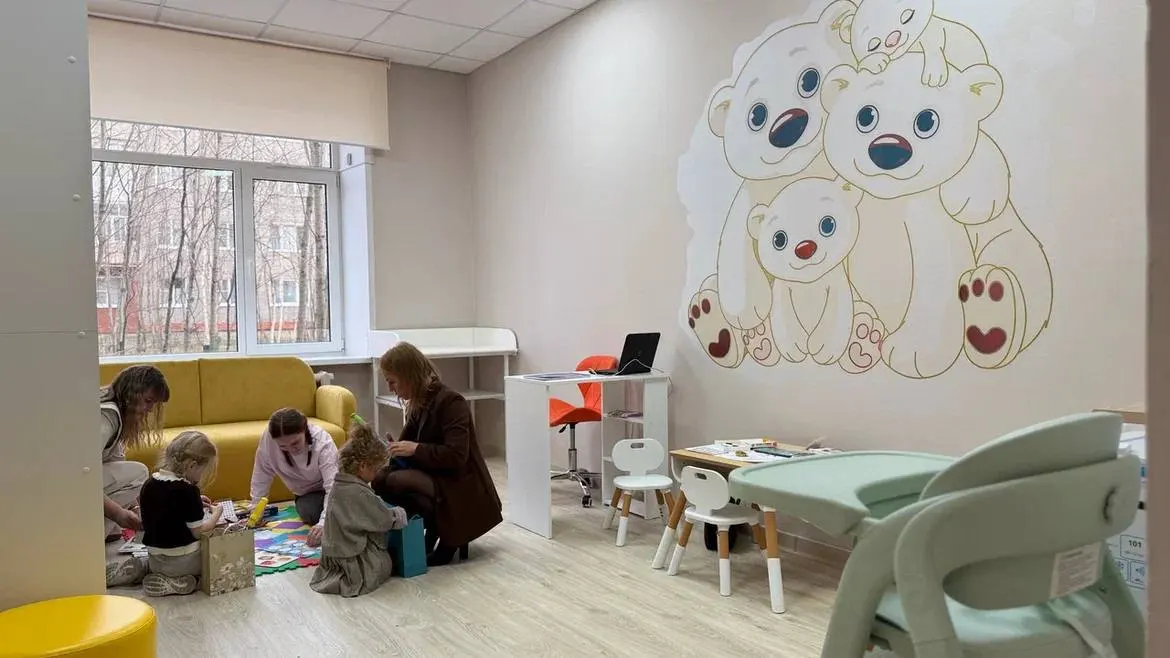Новое помещение обустроено бытовой техникой и развивающими зонами; к 2030 году такие пространства появятся во всех колледжах региона.