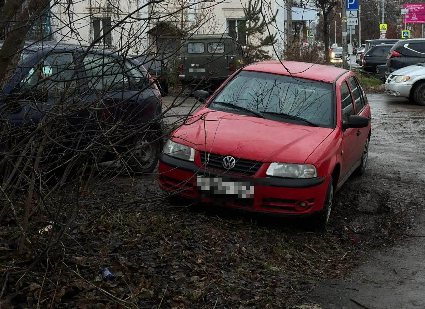 В регионе фиксируется рост наказаний за парковку на газонах: городские автомобилисты все чаще становятся нарушителями.