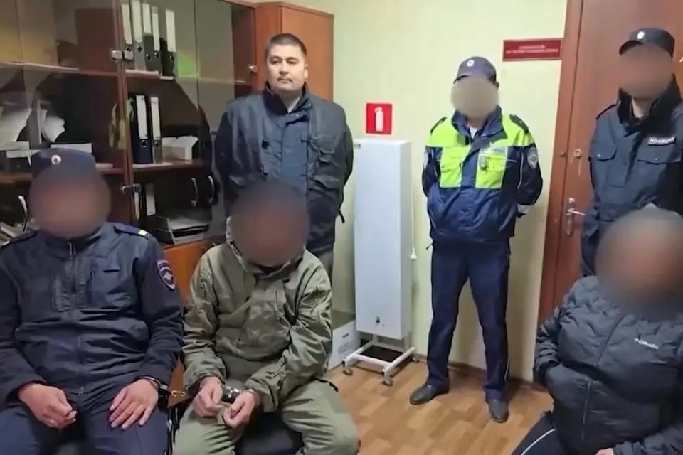 Два мужчины подозреваются в убийстве и изнасиловании 27-летней женщины; преступление произошло в марте 2002 года в селе Онгудай. Следственные органы установили ДНК-профиль одного из подозреваемых.