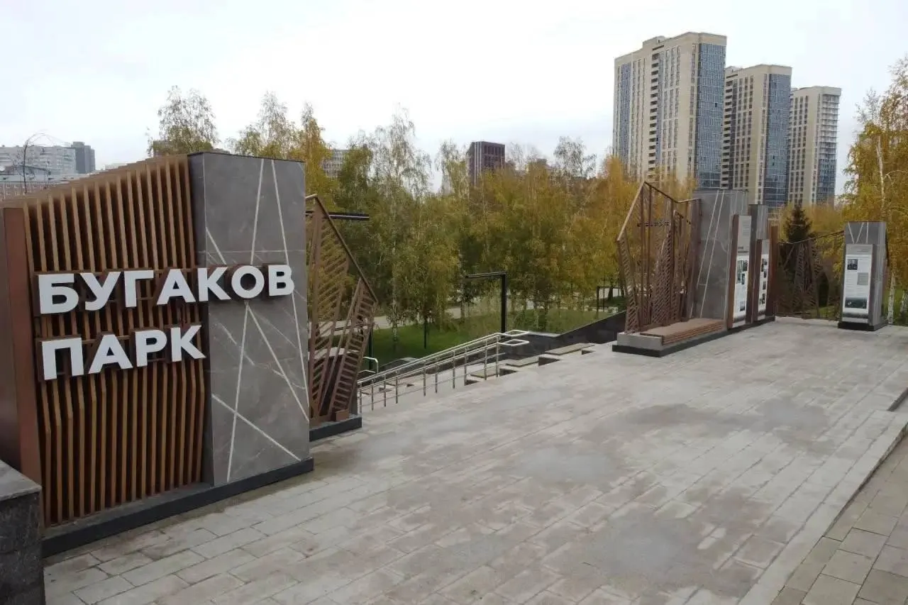 В парке обновлены детские и спортивные площадки, проложены новые дорожки и аллеи, высажено деревьев и кустарников; запланировано праздничное пространство.