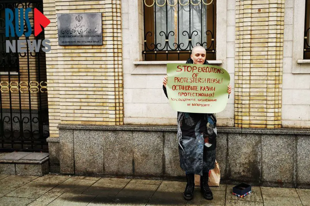Активистка Анна Сайфутдинова получила штраф за дискредитацию ВС РФ и за неповиновение полиции; ранее её задерживали за пацифистские пикеты и одиночные акции.